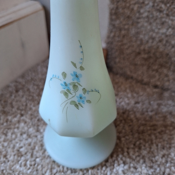 Vintage Fenton Handpainted/Signed 8" Bud Vase White Blue Floral - Picture 4 of 8